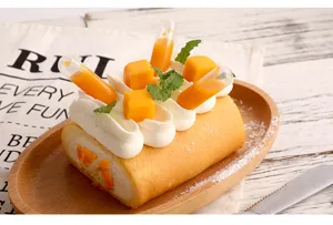 Primo piano di pipette per marmellata in plastica da 4 ml per decorare dolci e torte.