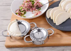 Set di stampi per ravioli in acciaio inossidabile utensile da cucina per gnocchi fatti in casa.