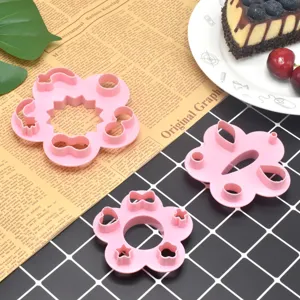 Set di stampi in plastica rosa per espressioni facciali, cottura al forno e polpette di riso.