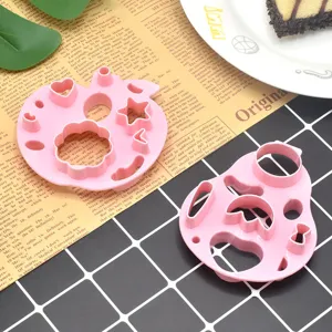 Primo piano del set di stampi in plastica rosa per il viso e la cottura al forno.