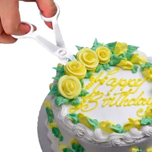 Weiße Kuchen-Dekorationsschere aus Kunststoff zum einfachen Übertragen von Blumen.