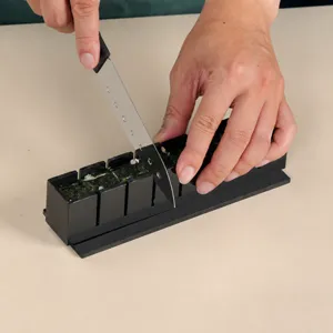 Stampo per sushi in plastica nera per tagliare facilmente rotoli di riso fatti in casa.
