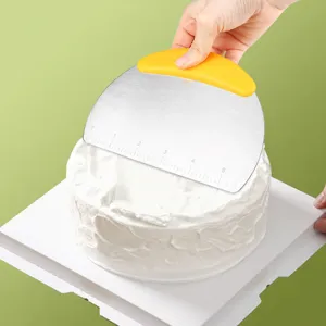 Raschietto da banco in acciaio inossidabile con manico giallo per cottura, pasta e torte.