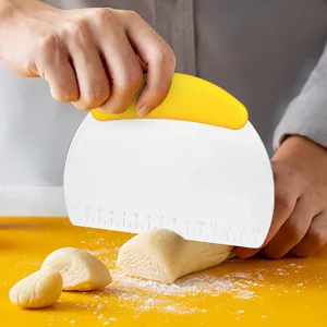 Raschiatore per impasto in acciaio inossidabile con scala e manico giallo da cucina.