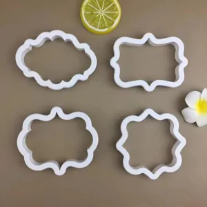 Vue détaillée rapprochée du set de quatre emporte-pièces en plastique aux formes variées.