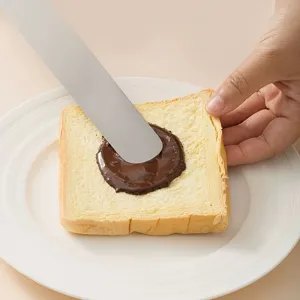 Spatola da pasticceria in acciaio inossidabile dettaglio per spalmare crema sul pane.