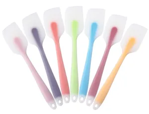 Primo piano dettagliato della spatola in silicone flessibile con foro per appenderla.