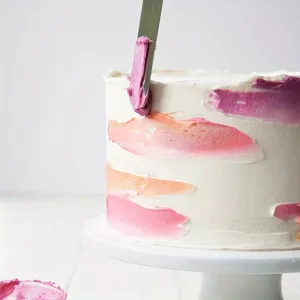 Spatola per torta in acciaio inossidabile per glassa liscia, dettaglio strumento.