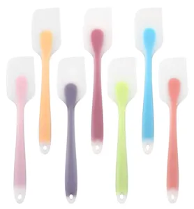 Spatola in silicone vista dettagliata, testa raschietto flessibile per cottura, crema e burro.
