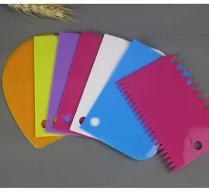 Set di raschietti per torte in plastica colorata, ideale per lisciare la glassa e impasti.