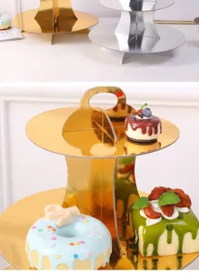 Λεπτομερής άποψη της βάσης για cupcakes 3 επιπέδων από χαρτί, χρυσή και ασημένια βιτρίνα.