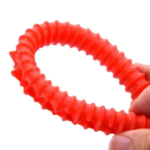 Primo piano del tubo isolante in silicone rosso con design corrugato flessibile per forno.