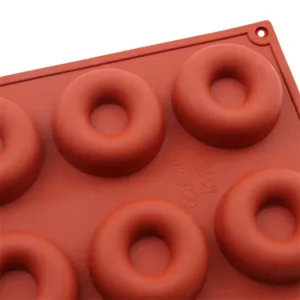 Dettaglio stampo per ciambelle in silicone, teglia antiaderente flessibile per dolci.