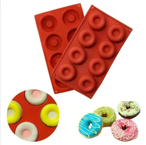 Dettagli in primo piano dello stampo per ciambelle in silicone a 8 cavità e dolcetti finiti.