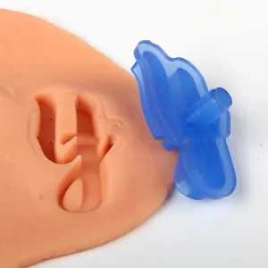 Stampino tagliapasta in plastica blu con design di pugnale gotico per dolci e biscotti.
