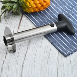 Utensile taglia ananas e levatorsolo in acciaio inossidabile con comoda impugnatura.