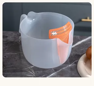Kunststoff Messbecher mit Sieb, 1L große Kapazität mit klarer Skala zum Backen und Vorbereiten.