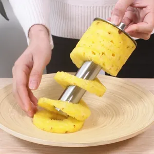 Utensile levatorsoli e tagliaananas in acciaio inossidabile per pelare frutta rapidamente.