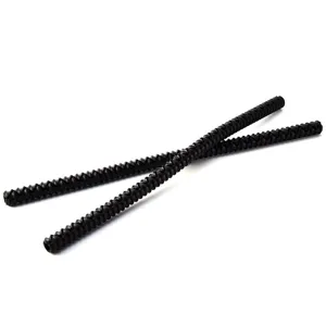 Primo piano del tubo di isolamento termico in silicone nero con struttura anti-scottatura.