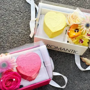 Caja de regalo de pastel en forma de corazón y flores con asa transparente para san valentín.