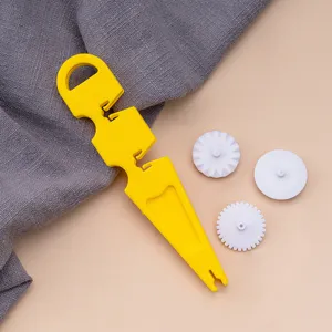 Detail de decoupe fond fondant avec poignee plastique jaune et trois roulettes de rechange.