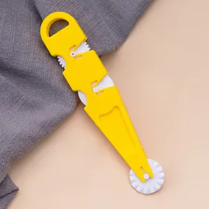 Gros plan detail de rouleau a patisserie en plastique pour fondant de gateau DIY.