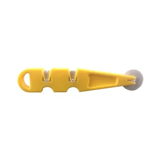 Vue détaillée de l'outil de coupe en plastique jaune pour le fondant et la pâtisserie.