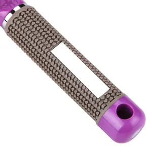 Ergonomische haarborstel handvat van kunststof met antislip grip voor dagelijkse styling.