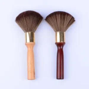 Cepillo de cuello para peluqueria con mango de madera cerdas suaves vista detallada.