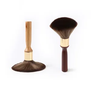 Cepillo de cuello para peluquería profesional con cerdas marrones suaves y mango de madera para salón.