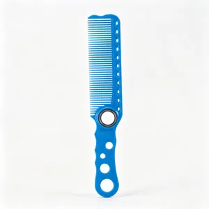 Nahaufnahme eines blauen professionellen Haarschneidekamms mit rotierendem Kugellager.
