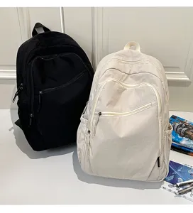 Vista dettagliata dello zaino casual minimalista bicolore con scomparti a tasche multiple.