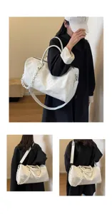 Grosse Reisetasche mit schickem Karomuster, bequemer Schultergurt und Kettendetail für Damen.