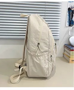 Vista dettagliata dello zaino casual leggero e impermeabile con tasca laterale e chiusura lampo.