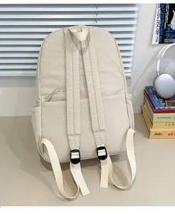 Vista dettagliata di uno zaino casual beige minimalista con spallacci e tasche laterali.