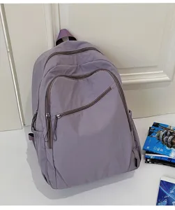 Dettagli dello zaino da viaggio grigio, tessuto impermeabile, grande capacità e stile casual.