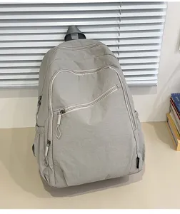 Zaino casual da viaggio grigio con grande capacita e tasche multiple con zip per l'uso