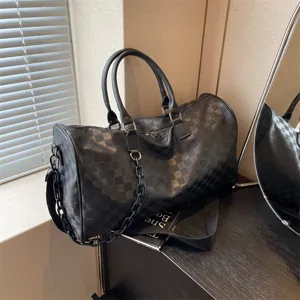 Schwarze karierte Reisegepäcktasche große Kapazität Schultertasche für Wochenendausflüge.