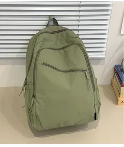 Vista dettagliata dello zaino casual verde con tasche multiple e grande capacità.