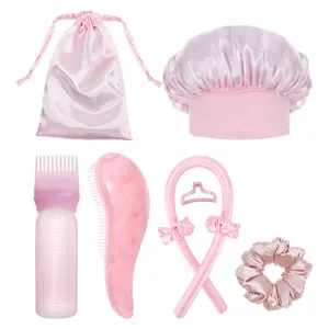 Set de cuidado capilar de satén rosa con gorro de dormir, cepillo y rizador sin calor.