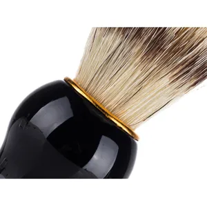 Pinceau à raser professionnel manche noir bague dorée poils denses pour barbier homme.