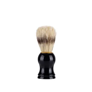 Blaireau de rasage professionnel pour hommes avec manche noir et poils denses et doux.