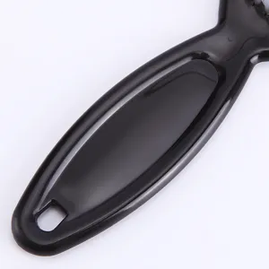 Mango de cepillo de pelo de plastico negro primer plano herramienta de peluqueria profesional