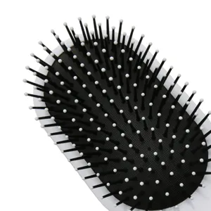 Spazzola per capelli ovale con setole nere e punte arrotondate per la cura quotidiana.
