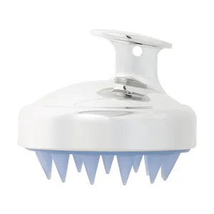 Silberne elektroplierte Kopfhaut-Massagebürste mit blauen Silikonborsten für Haarwäsche und Juckreiz.