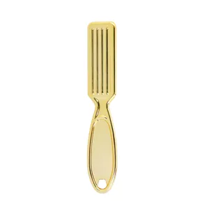 Spazzola per capelli retrò dorata e strumento di pulizia per barba per uno stile unico.