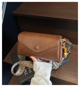Retro brown PU leather crossbody shoulder bag with stylish wide strap and chic envelope flap design.