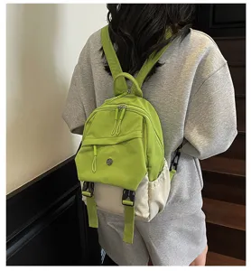 Elegante mochila de nylon bicolor con diseño minimalista, ideal para viajes y uso diario casual.