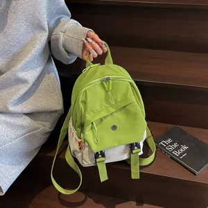 Mochila casual de nylon con múltiples bolsillos y diseño de bloque de color para uso diario.