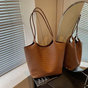 Large capacity woven tote bag brown leather shoulder bag stylish women commuter handbag